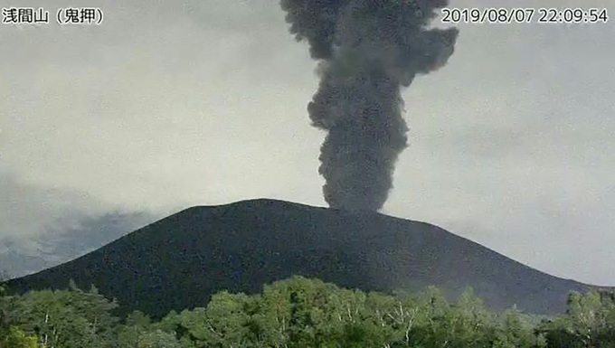 Volcano near Tokyo erupts, prompting warnings - 1