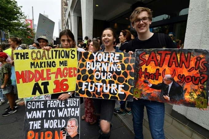 Climate protests kick off in smoke-covered Sydney - 1