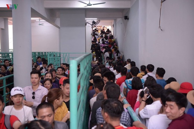Huong Pagoda jammed on festival opening day - 3
