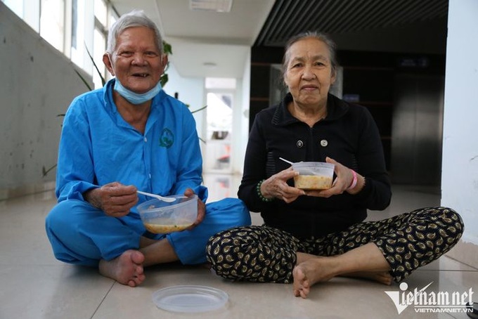 Danang charity club offer free meals for poor patients - 9 Danang charity club offer free meals for poor patients - 9