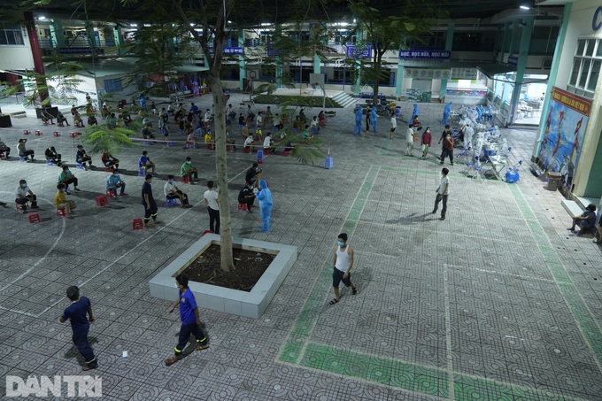 Thousands queue for Covid-19 tests in HCM City - 7