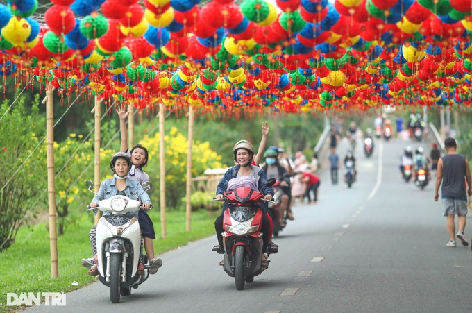 Lantern road at HCM City park attracts visitors - 1 Lantern road at HCM City park attracts visitors - 1