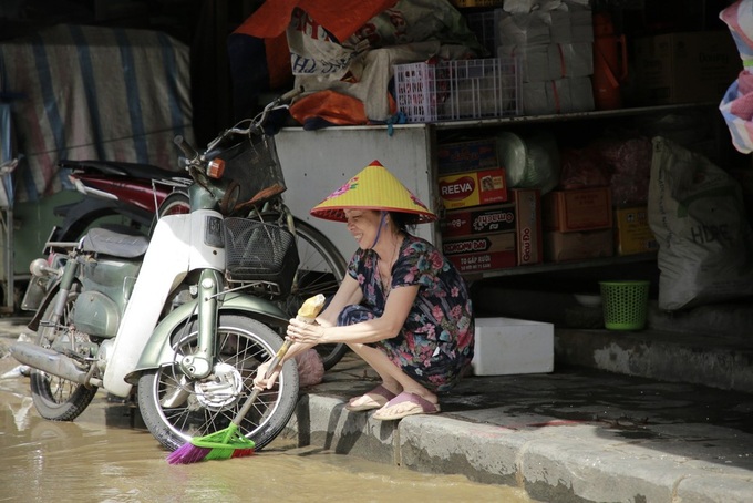 Hoi An residents clear mud after floods - 3