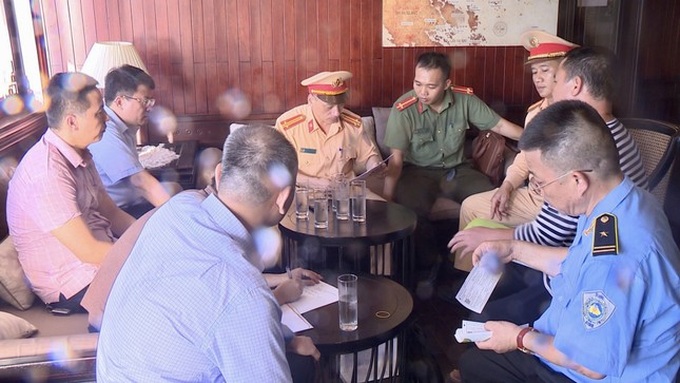 Ha Long tourist boats seized for unlicensed site visits - 2 Ha Long tourist boats seized for unlicensed site visits - 2