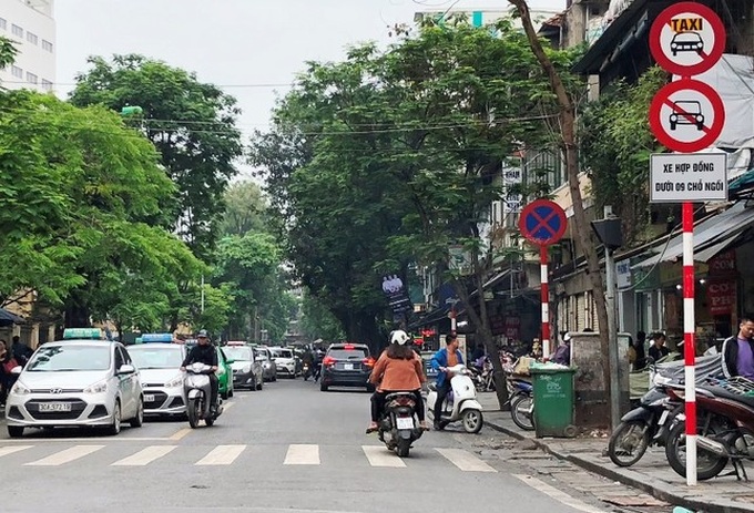 Hanoi removes taxi ban on nine streets - 1