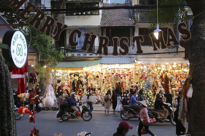 Hanoi street full of Christmas atmosphere - 2