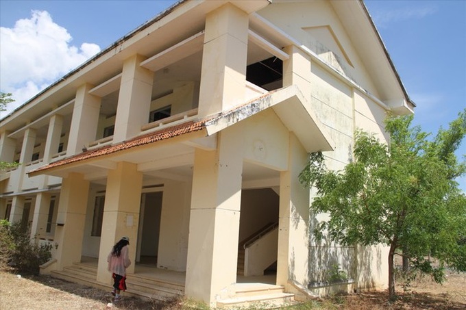 Nha Trang resettlement buildings largely abandoned - 1 Nha Trang resettlement buildings largely abandoned - 1