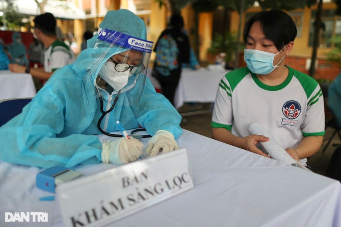 Vietnamese teenagers given Covid-19 vaccine - 3 Vietnamese teenagers given Covid-19 vaccine - 3