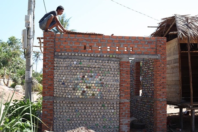 Ly Son house built from plastic bottles - 5