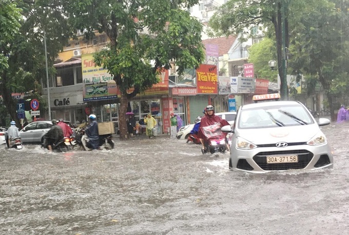 Hanoi authorities urged to finish anti-flooding projects - 1