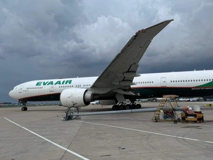 Plane wing damaged following crash at Tan Son Nhat - 1