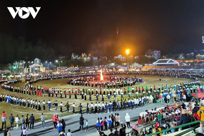 Vietnamese revelers jubilantly ring in New Year 2024 - 5 Vietnamese revelers jubilantly ring in New Year 2024 - 5