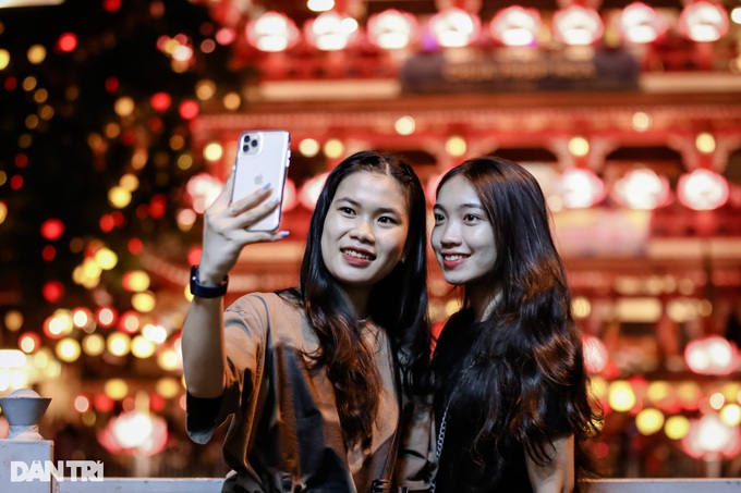 HCM City decorated to mark Buddha's birthday - 10