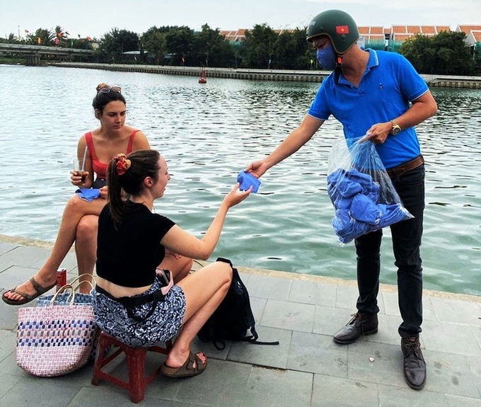 Cafe owner wanders Hoi An to hand out free masks - 2