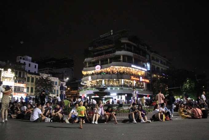 Hoan Kiem pedestrian streets crowded again after being reopened - 6