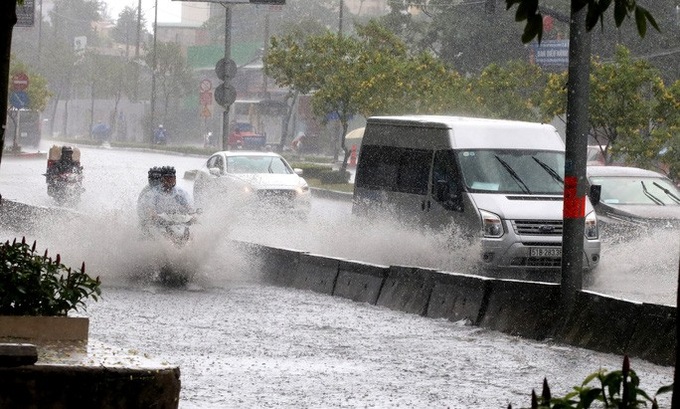 HCM City streets submerged by heavy rains - 3