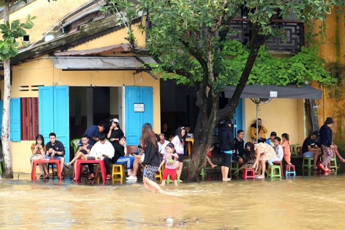 Hoi An flooded streets become new tourism product - 5