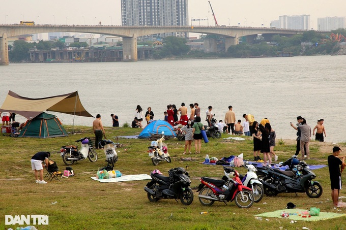 Red River crowded on Hung Kings' holiday - 3