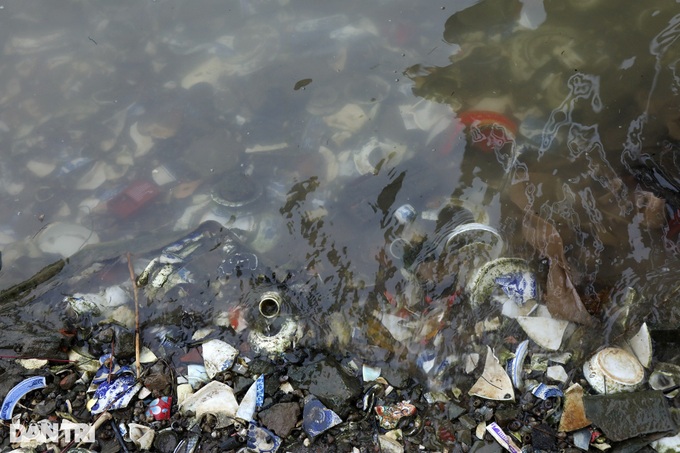 Hanoi lake and river polluted by waste - 4 Hanoi lake and river polluted by waste - 4