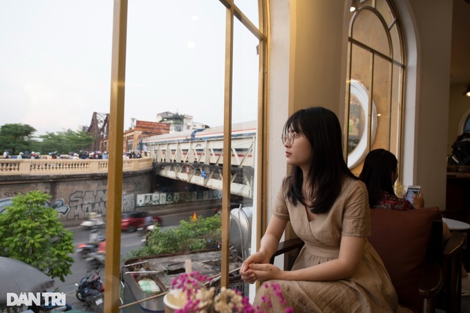 Hanoi coffee shop offers views of passing trains - 4