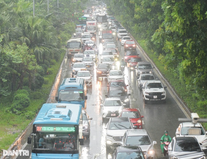 Hanoi streets face serious congestion following heavy rain - 5