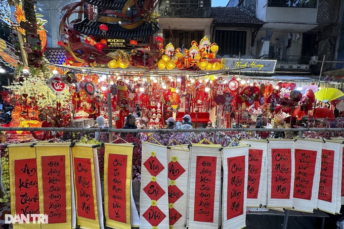 Hanoi streets becomes Tet markets - 7