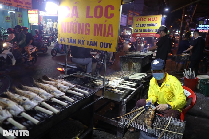 Grilled snakehead fish street busy for God of Wealth Day - 3