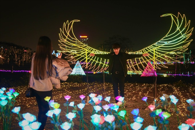 New lighting system installed at Hanoi park - 5