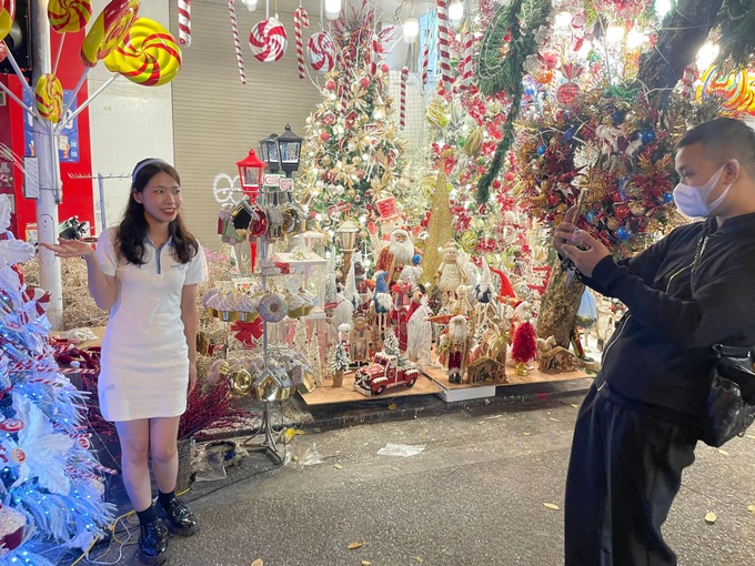 Hanoi streets filled with Christmas atmosphere - 3