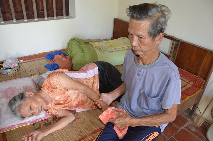 Elderly couple calls for help - 1