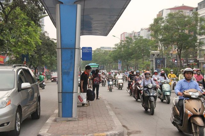 Locals complain over illogically-placed bus stops - 3