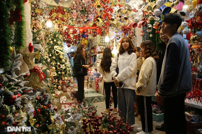 Early Christmas atmosphere on Hanoi streets - 7