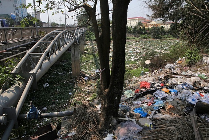 Hanoi river struggling with rubbish - 4 Hanoi river struggling with rubbish - 4