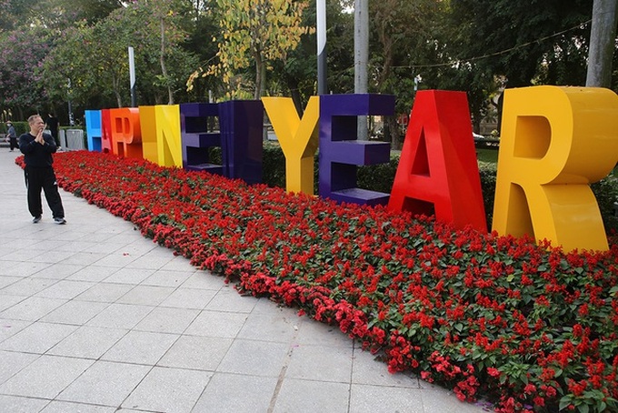 Hanoi spends VND19 billion on Tet decorations - 1 Hanoi spends VND19 billion on Tet decorations - 1