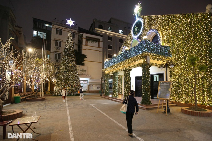 Hanoi churches prepare for Christmas celebration - 6