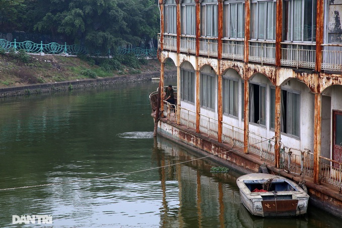 Floating restaurants left idle on the West Lake for years - 2