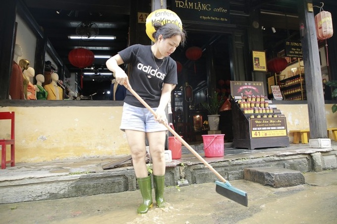 Hoi An residents clear mud after floods - 2