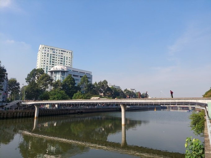 Pedestrian bridge to open across HCM City's most beautiful canal - 2