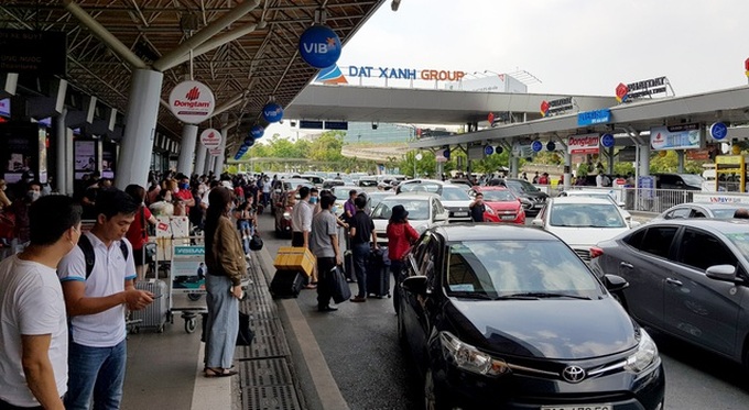 Tan Son Nhat Airport overcrowded again after social distancing - 5 Tan Son Nhat Airport overcrowded again after social distancing - 5