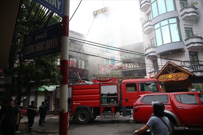 Fire breaks out at Hanoi Old Quarter hotel - 1