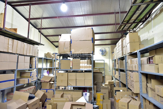 Police seize possible counterfeit perfume in Hanoi - 1