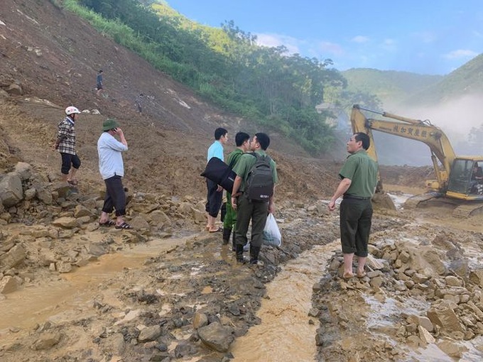 Dantri/DTiNews supports family of policeman who died in floods - 2 Dantri/DTiNews supports family of policeman who died in floods - 2