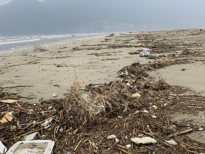 Rubbish blankets Ha Tinh beach following floods - 1