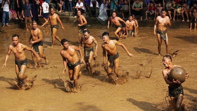 Mud ball wrestling festival in Bac Giang Province named among national heritages - 1 Mud ball wrestling festival in Bac Giang Province named among national heritages - 1