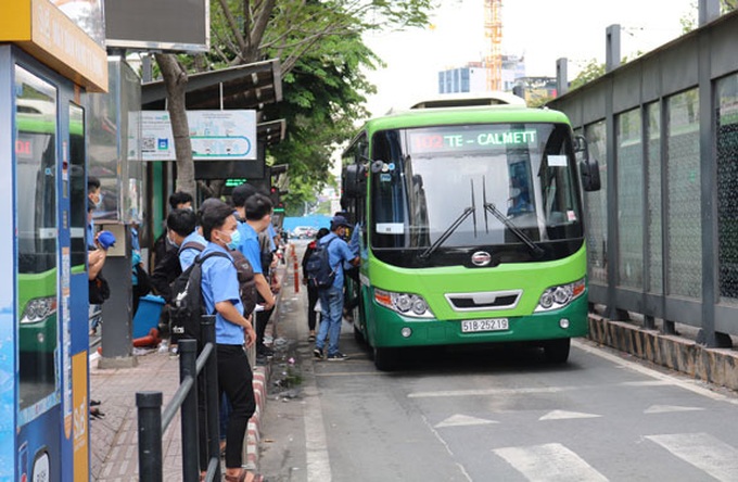 HCM City bus co-operatives face suspension due to financial difficulties - 1