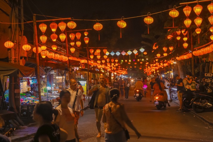 People flock to Hoi An to enjoy Mid-Autumn Festival - 2 People flock to Hoi An to enjoy Mid-Autumn Festival - 2