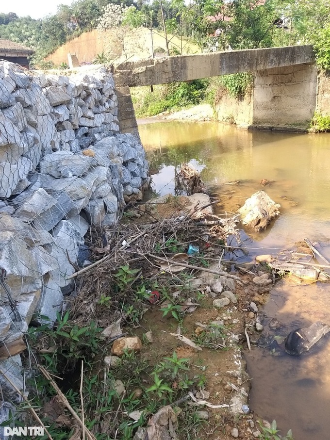 Deteriorated bridge poses danger for poor people in Yen Bai village - 1