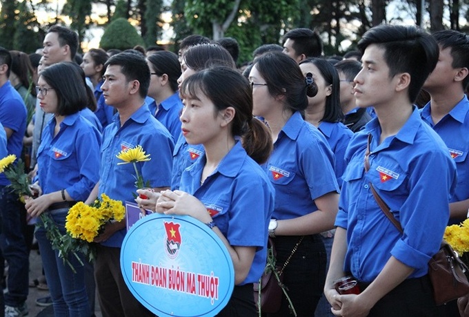 Thousands of young people pay tribute to war dead - 1