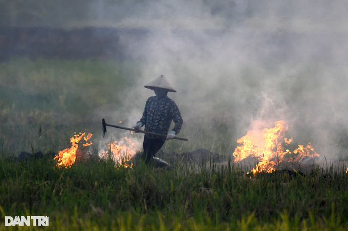 Straw-burning plagues flights at Hanoi airport - 1