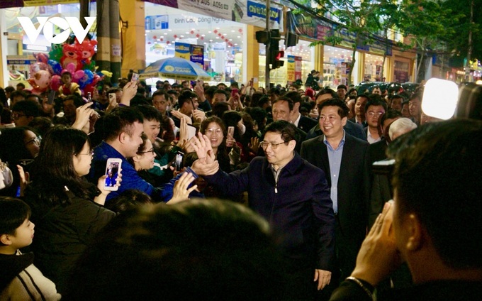 Vietnamese revelers jubilantly ring in New Year 2024 - 6 Vietnamese revelers jubilantly ring in New Year 2024 - 6